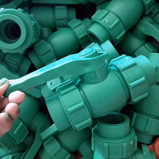 Todos os tipos de acessórios para tubos PPR de fornecimento de fábrica Válvula de esfera de união dupla de cor verde para casa