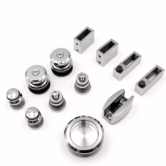 Mulheres negras usam kit de pistola de pulverização para banheiro Shattaf portátil para chuveiro e bidê